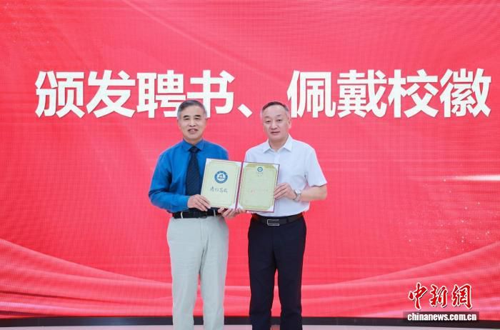 崔建远受聘暨南大学文科荣誉资深教授及法学院名誉院长