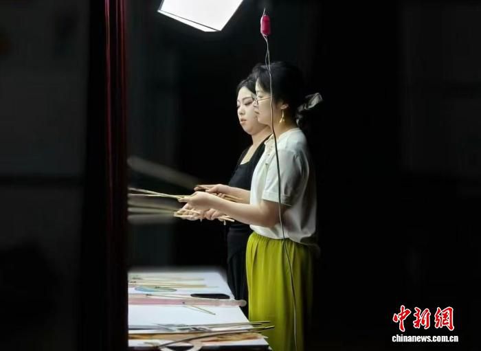 95后姑娘李玮将济南皮影戏带回新疆昌吉 创办研学工坊剧场