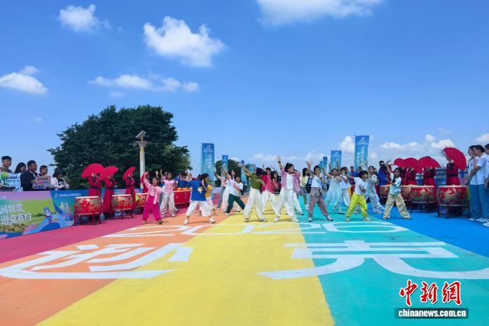 2026逊克水云涧牧场欢乐跑鸣枪开赛 约500名选手参赛