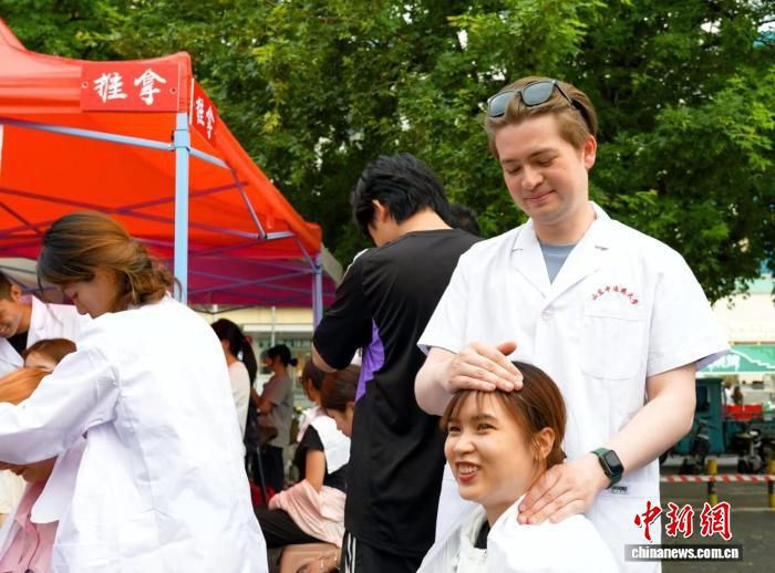 端午节至 “洋弟子”赴山东中医药大学采艾制香囊 第3张 端午节至 “洋弟子”赴山东中医药大学采艾制香囊 第3张