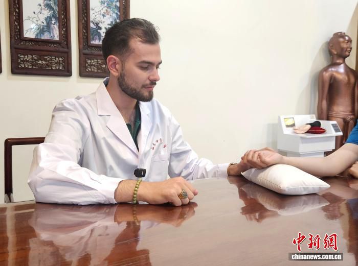 端午节至 “洋弟子”赴山东中医药大学采艾制香囊 第2张 端午节至 “洋弟子”赴山东中医药大学采艾制香囊 第2张