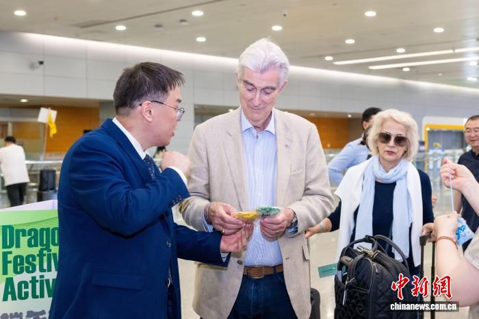 端午传统文化快闪活动在上海两大机场举行  第2张