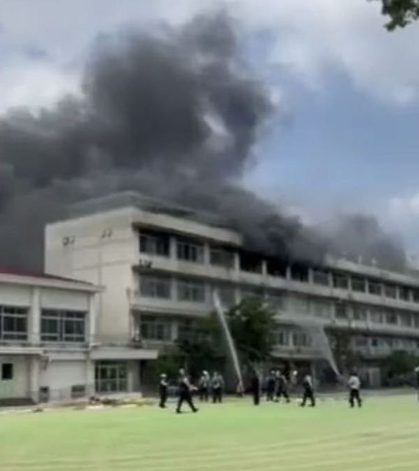 日本东京北区小学发生火灾 51辆消防车出动灭火