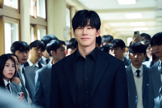 韩剧《铁拳教育》开播热度攀升，演员张耀勋与角色年龄差达19岁