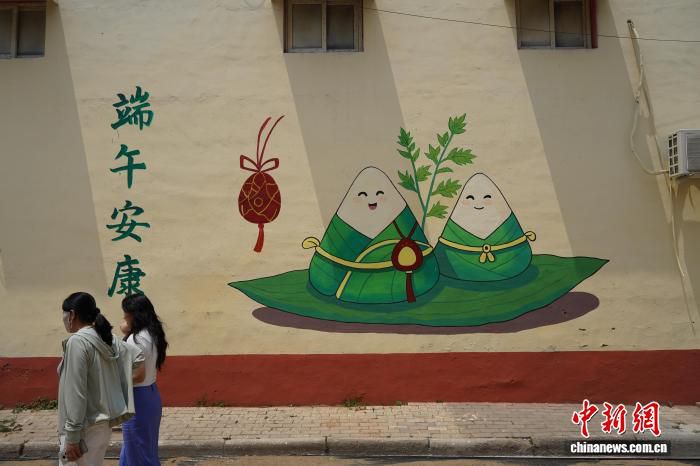河北邯郸六百年糖粽借助直播拓展市场 传承人张俊美二十秒完成单只包制  第2张