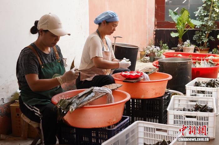 河北邯郸六百年糖粽借助直播拓展市场 传承人张俊美二十秒完成单只包制