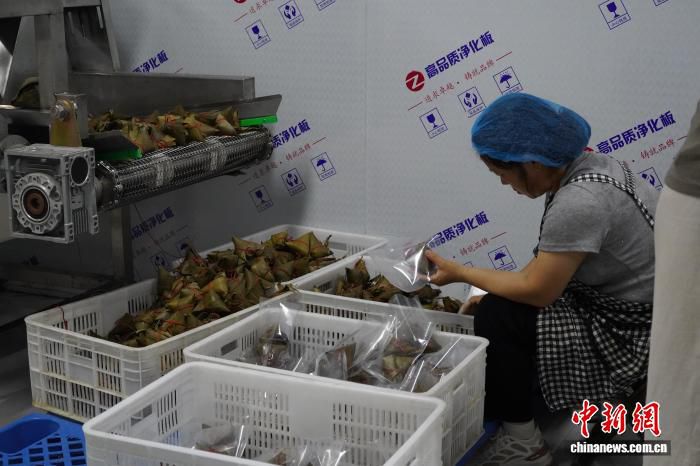 河北邯郸六百年糖粽借助直播拓展市场 传承人张俊美二十秒完成单只包制  第3张