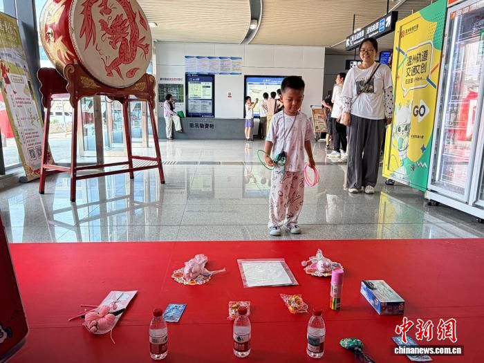 温州S1线推出端午民俗活动 乘客途中参与园博问答