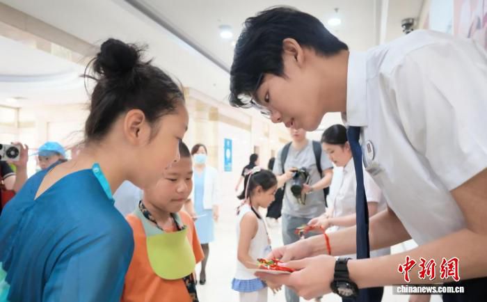 哈尔滨市博物馆端午晨间人气旺 五彩绳技艺现场呈现