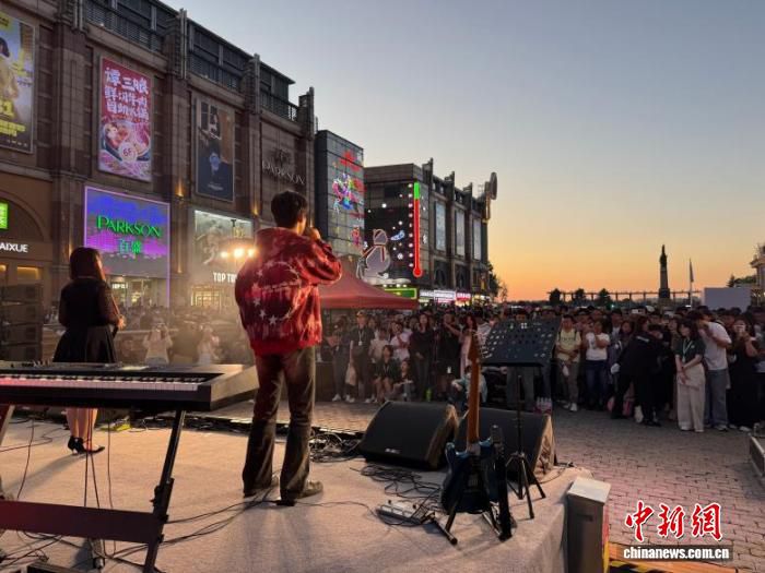 中央大街音乐角启动一个多月 60余场演出点亮百年老街夏夜 第3张 中央大街音乐角启动一个多月 60余场演出点亮百年老街夏夜 第3张