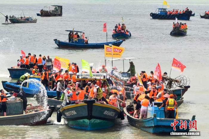 石狮蚶江举办第二十届闽台对渡文化节 万名民众参与海上泼水 第2张 石狮蚶江举办第二十届闽台对渡文化节 万名民众参与海上泼水 第2张
