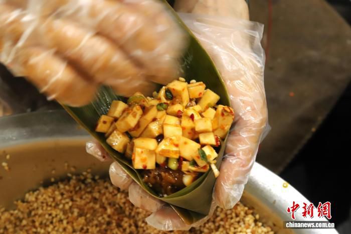 衢州端午鲜辣粽子日销量破千只 带动“味蕾游”持续升温