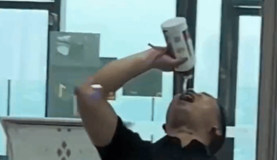 重庆男子高铁安检遇阻 3分钟饮完未开盖茅台酒