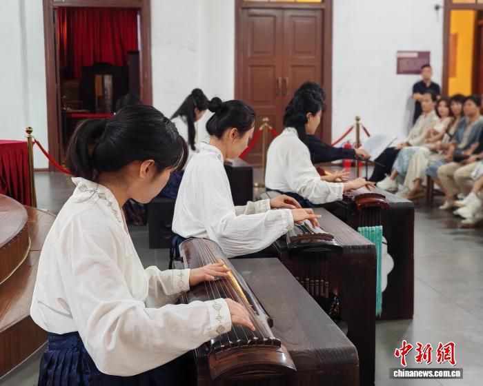 朱默涵率团队19日在沈阳东三省总督府博物馆为百余市民举办古琴展演