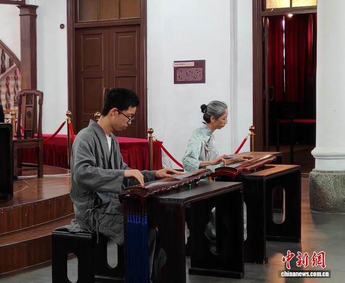 朱默涵率团队19日在沈阳东三省总督府博物馆为百余市民举办古琴展演 第2张 朱默涵率团队19日在沈阳东三省总督府博物馆为百余市民举办古琴展演 第2张