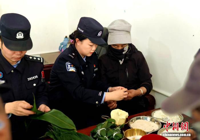 西藏普兰边检站邀藏族村民制作糌粑粽共度端午 第2张 西藏普兰边检站邀藏族村民制作糌粑粽共度端午 第2张