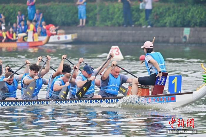 保加利亚切洛佩奇市龙舟队参加宁波“村龙舟”邀请赛 两国500余名选手竞渡