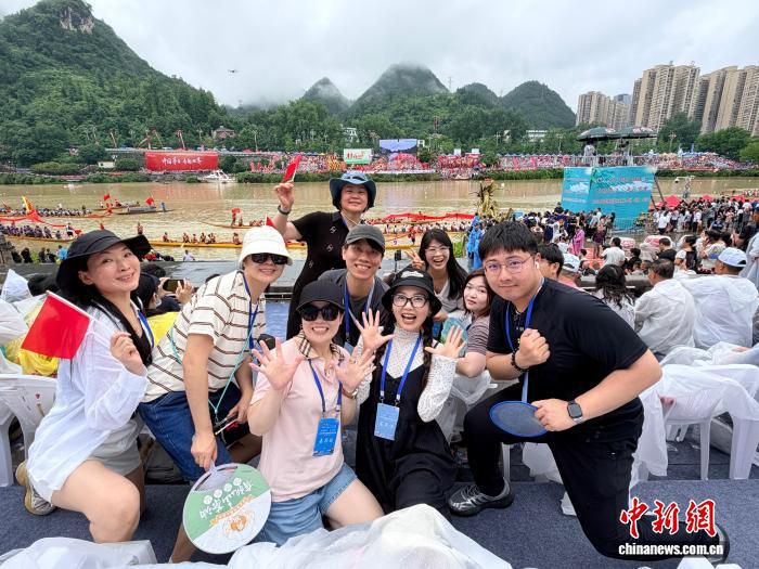 两岸同胞共庆端午：台湾青年体验锦江龙舟竞逐  第2张