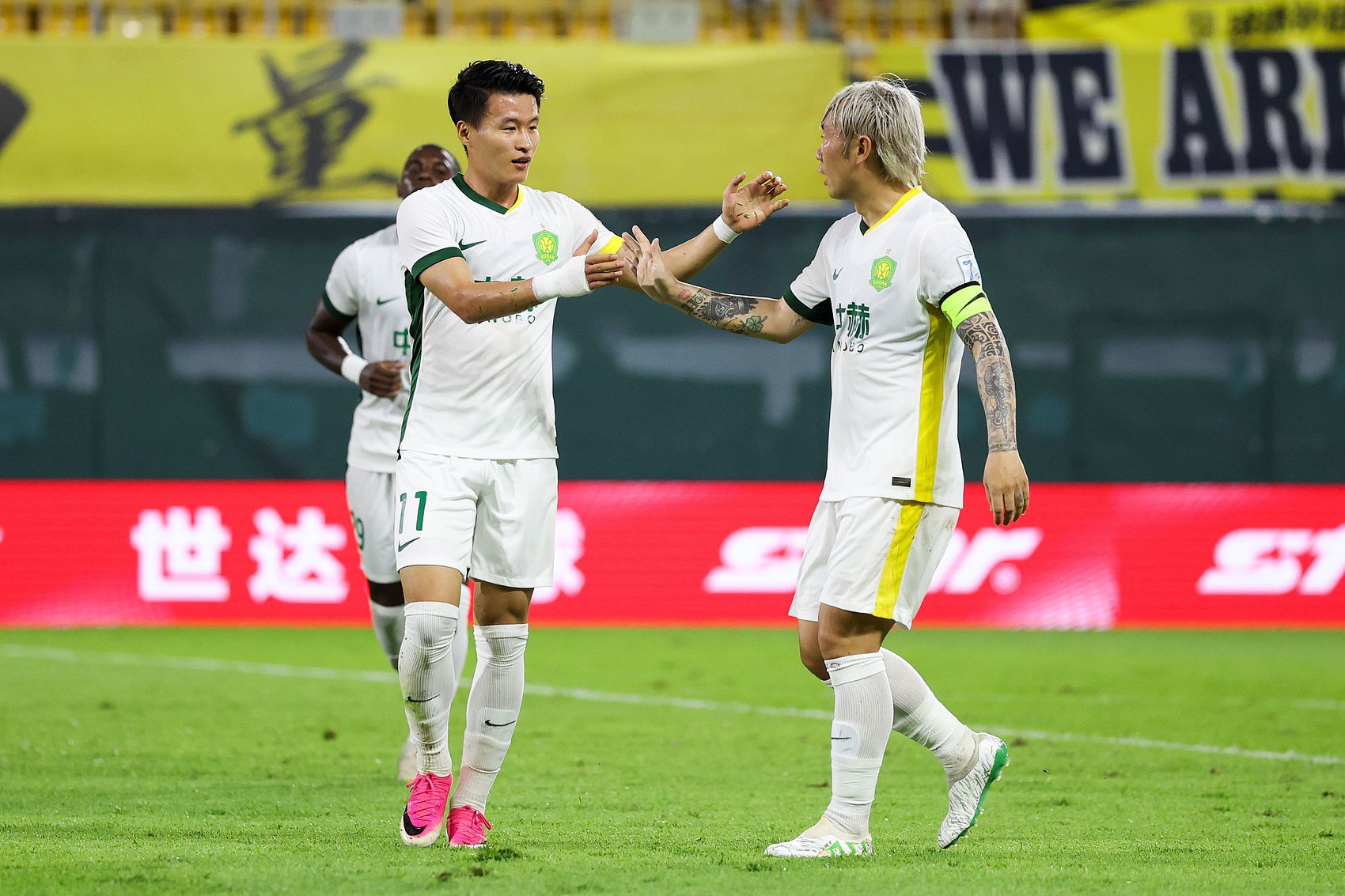 林良铭梅开二度，北京国安客场2-1胜广东广州豹晋级