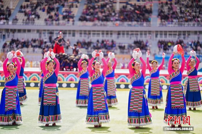2026年迪庆·香格里拉赛马会启幕，数百骑手雪域高原竞逐  第2张