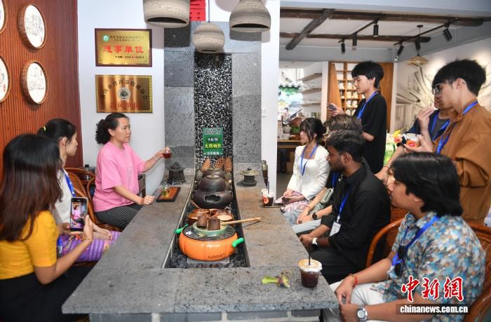 澜湄青年在云南普洱共迎端午 体验“左手咖啡右手茶”  第2张