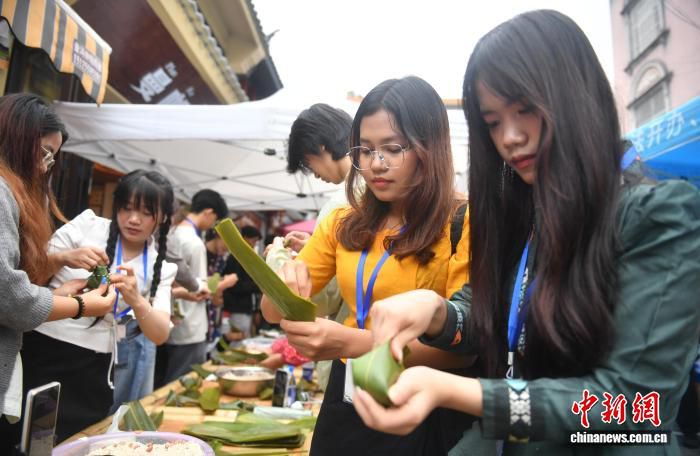 澜湄青年在云南普洱共迎端午 体验“左手咖啡右手茶”
