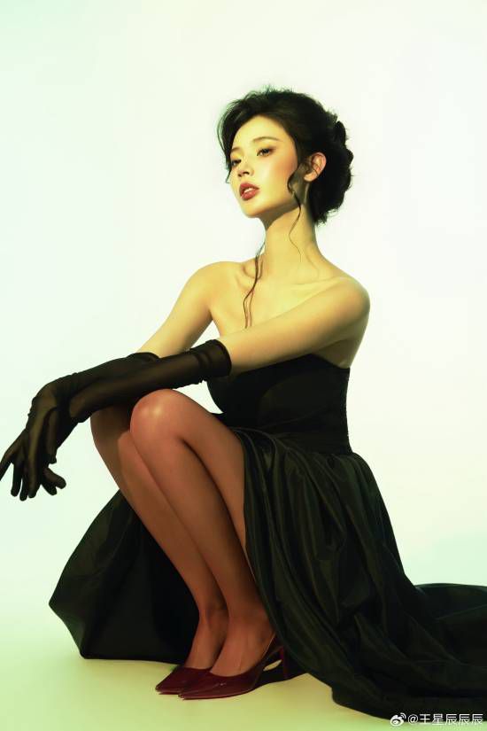 完蛋！我被美女包围了》“浩浩妈”演员近日微博晒新写真  第3张