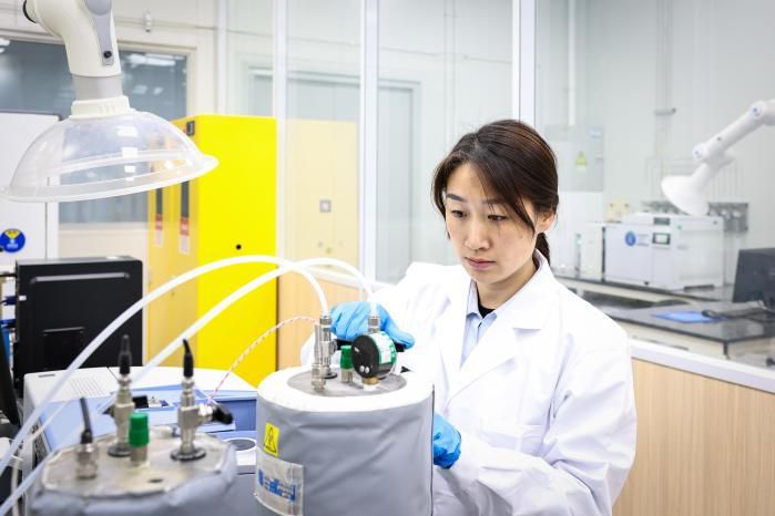 我国攻克硅基量子芯片关键材料 硅-28丰度超过99.99  第2张