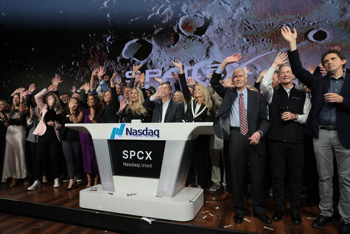 SpaceX纳斯达克上市募资750亿美元 太空光伏产业引关注