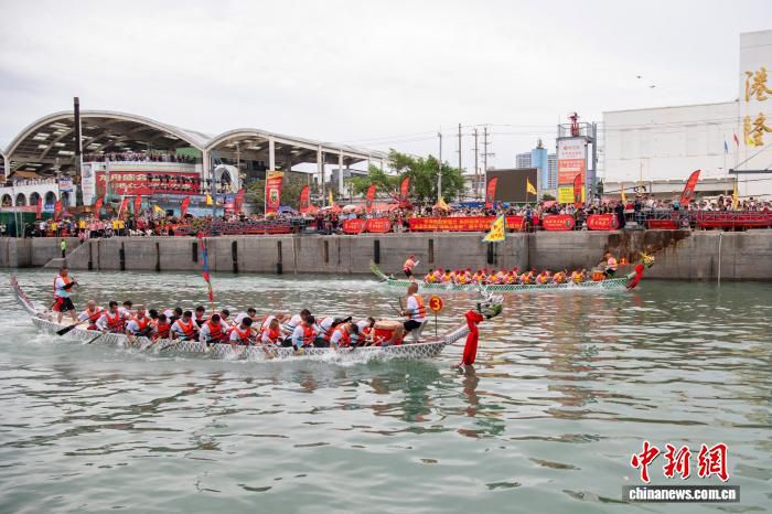 广西北海侨港镇龙舟赛如期举行，归侨侨眷渔民以传统祭海祈福庆端午
