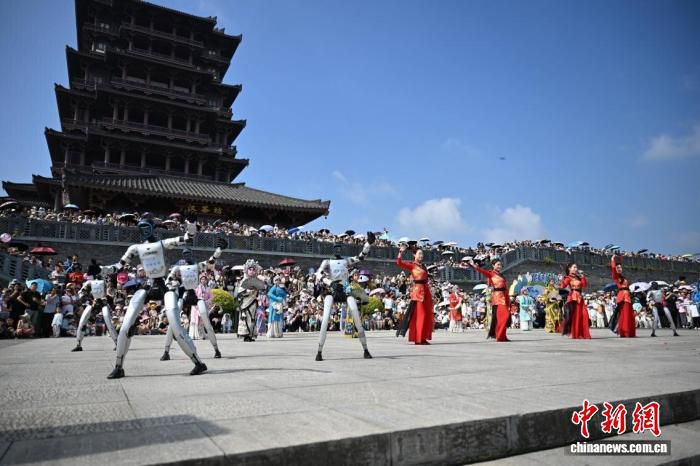 2026汉中端午文旅嘉年华启幕 10台机器人共舞展现科技与民俗融合