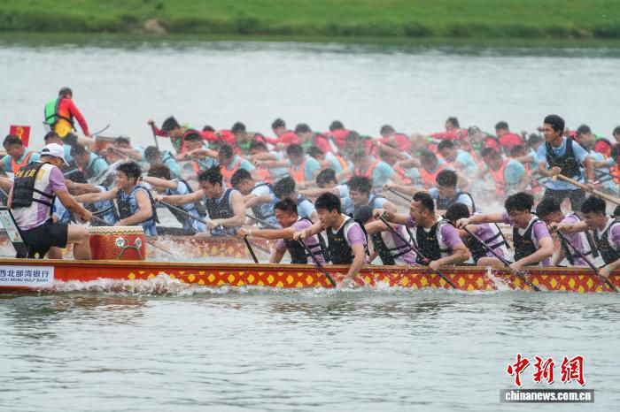 广西留学生包爽：龙舟运动体现同舟共济精神