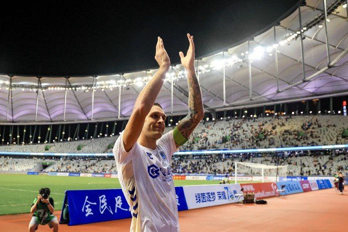 杜加利奇赛后现身深圳新鹏城球迷区致意 重逢时刻获掌声回应