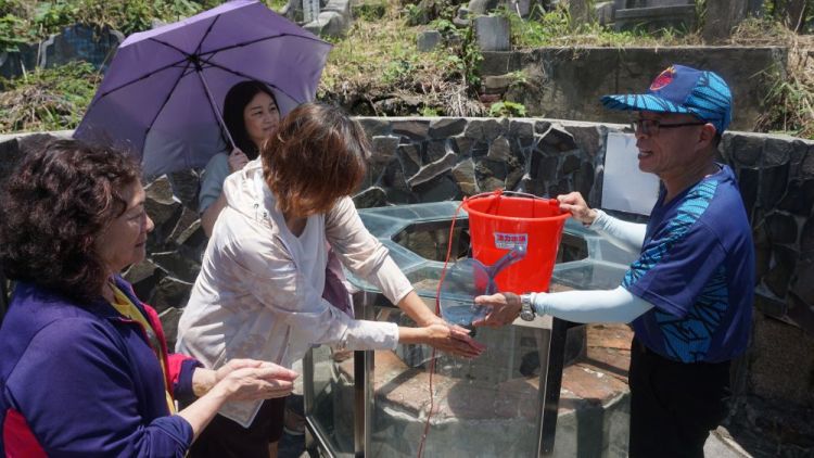 台北龙城市场粽叶飘香 台湾各地民众以传统方式迎接端午佳节  第3张