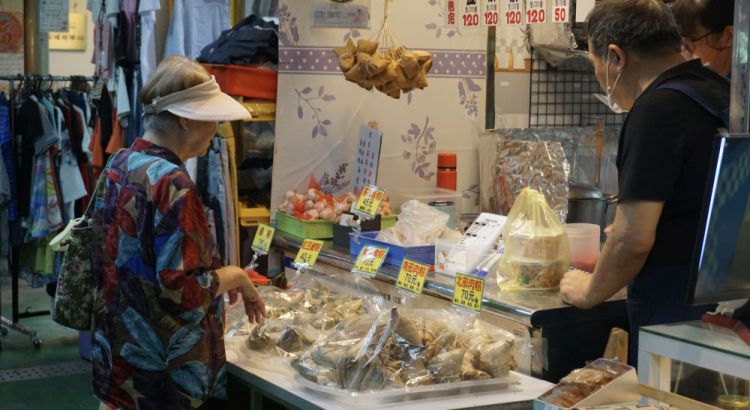 台北龙城市场粽叶飘香 台湾各地民众以传统方式迎接端午佳节  第1张