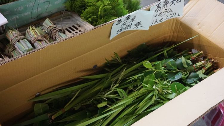 台北龙城市场粽叶飘香 台湾各地民众以传统方式迎接端午佳节  第2张