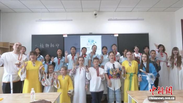 俄罗斯符拉迪沃斯托克市青少年研学团在东宁体验智慧书法与端午民俗