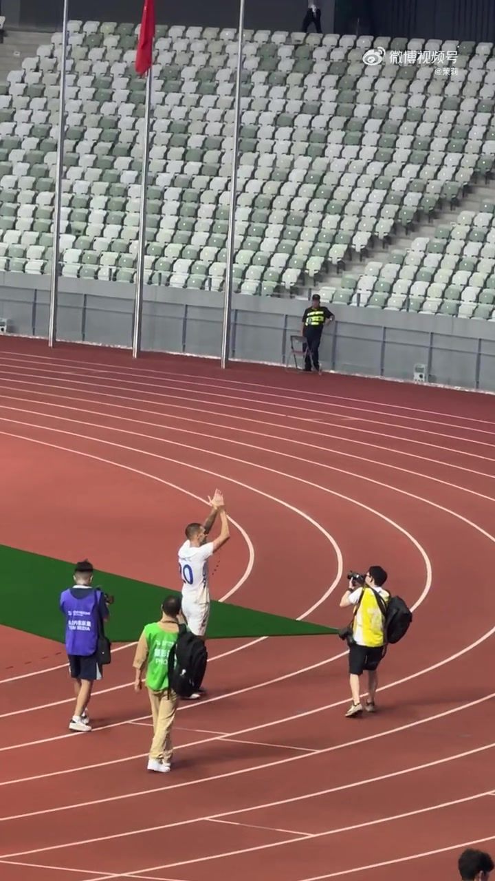 深圳新鹏城3-1胜深圳青年人晋级足协杯16强，杜加利奇赛后赴客队看台谢场  第2张
