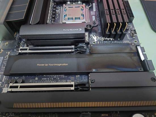 华硕ROG ASTRAL RTX 5090显卡高发热致主板散热片变色