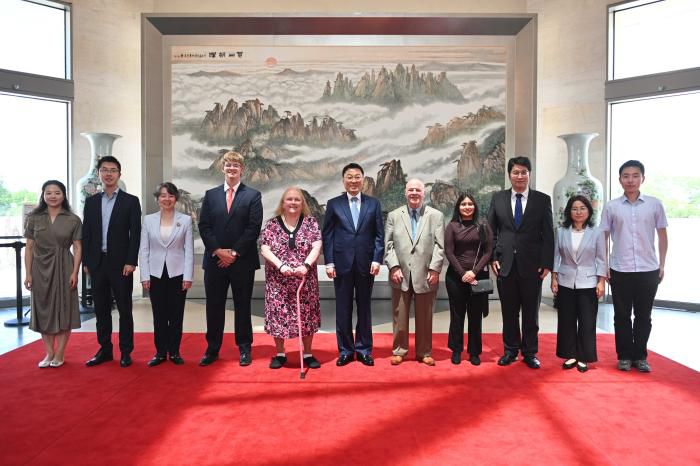 中国驻美大使谢锋端午邀请美籍友人做客使馆 颁发签证推进青年交流  第2张