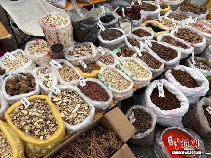 2026年保山端阳花街启幕 花卉盆景与草药集市共迎端午  第2张