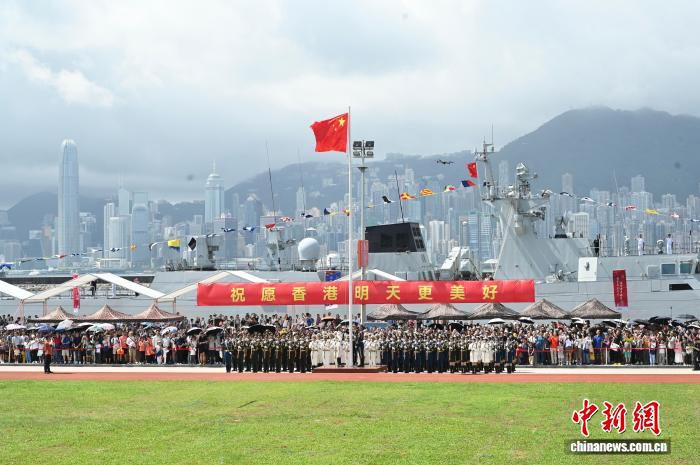 驻香港部队昂船洲军营开放日：小朋友与战士合影成温馨瞬间  第1张