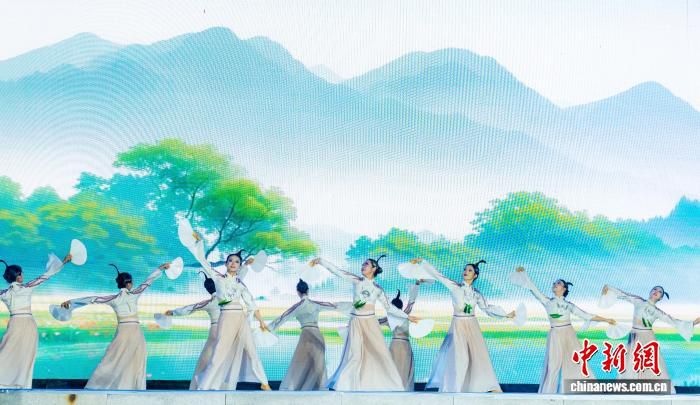 2026“紫金之夜”亚欧巡回赛首站黑河开赛 中俄12支舞蹈团队同台竞技  第2张