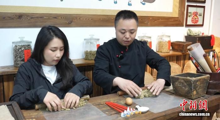 百年采艾传统延续 辽宁盘锦侯氏艾草非遗工坊端午飘香