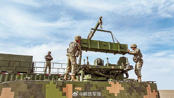 陆军某旅反坦克导弹分队开展戈壁战术机动与实弹射击演练
