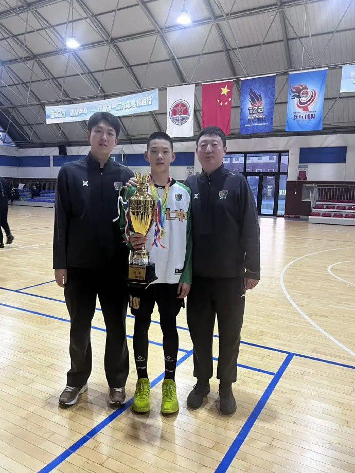 辽宁男篮青训队签约2012年出生的后卫柳清瀚
