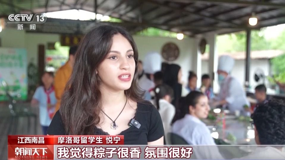 江西南昌梅湖景区近日举办中外师生包粽子制香囊体验活动  第2张