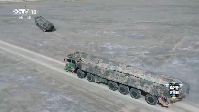 火箭军某训练场数枚新型导弹起竖 具备全天候无依托强突防特点