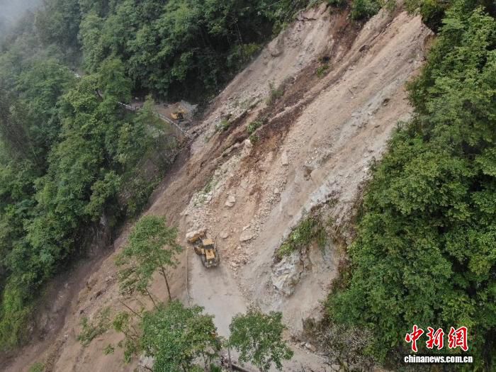 云南独龙江公路20日因山体垮塌中断交通 抢修力量已进驻现场
