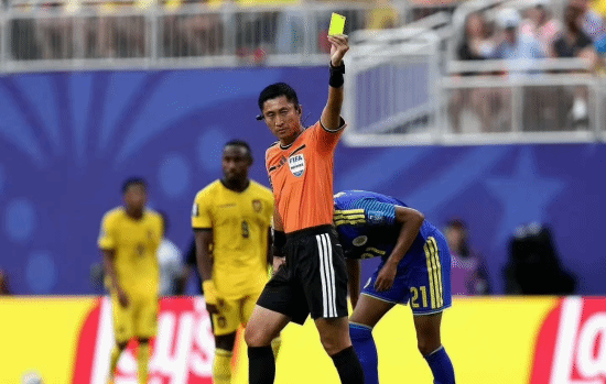 马宁领衔中国全华班裁判组亮相2026世界杯 化解球员集体围堵获国际好评